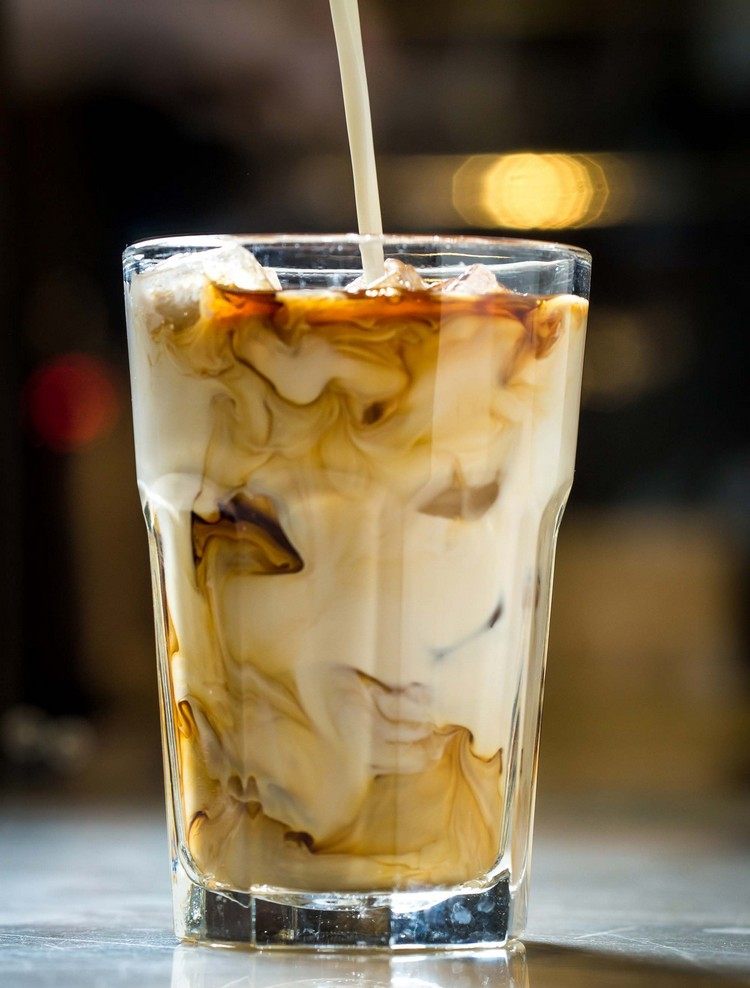 Iskaffe-gör-det-själv-vegan-kaffe-mandelmjölk-vaniljglass-is-kub-glas-effekter