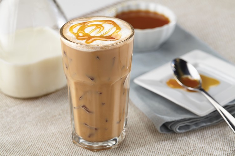 Iskaffe-gör-det-själv-kall-kaffe-mjölk-karamell-sirap-sked