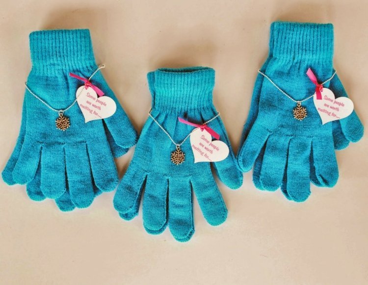 fest-frysta-present-gäster-idé-handskar-blå-kedja-snöflinga-silver
