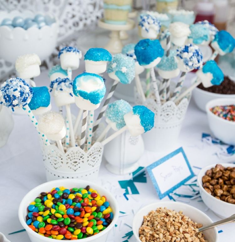 festfryst-marshmallow-dekorera-socker-blå-färgglada-smarties-dessertbord