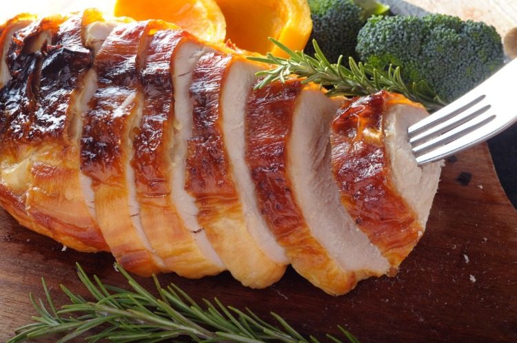 bakat kalkonkött ser aptitligt ut och innehåller mycket protein för att bygga muskler eller för att gå ner i vikt