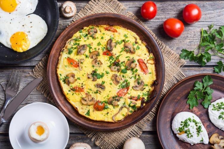 Ägg tillagade på olika sätt som omeletter eller benediktinska ägg för en lågkolhydratkost