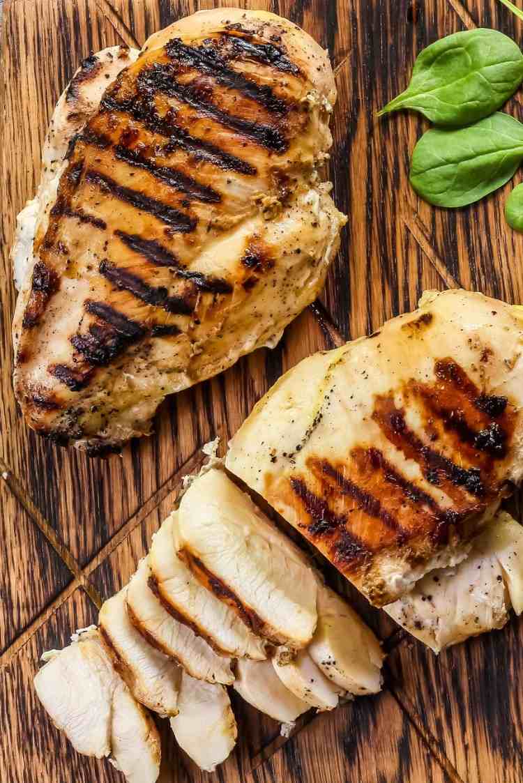 grillad kyckling skuren på en trä köksbräda lämplig för proteinrik kost