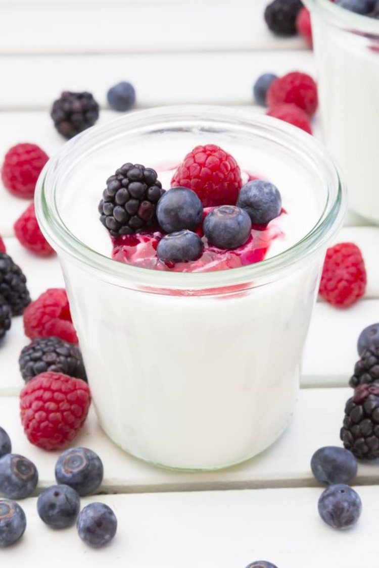 grekisk yoghurt med hallon och blåbär som en proteinrik frukost