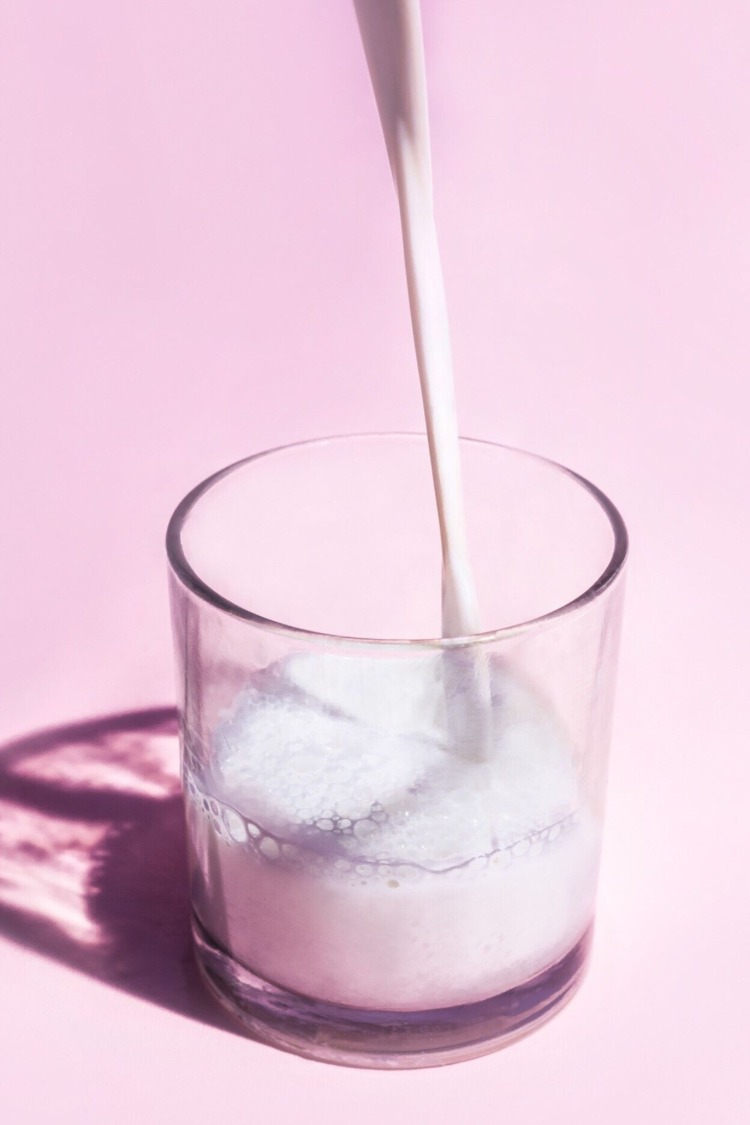 Fyll ett glas med mjölk och drick det för en proteinrik och hälsosam dos om dagen