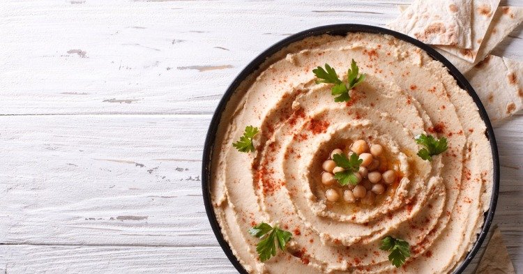 humus gjord av kikärter innehåller viktiga näringsämnen och mineraler för en hälsosam kost med proteinrika naturprodukter för veganer