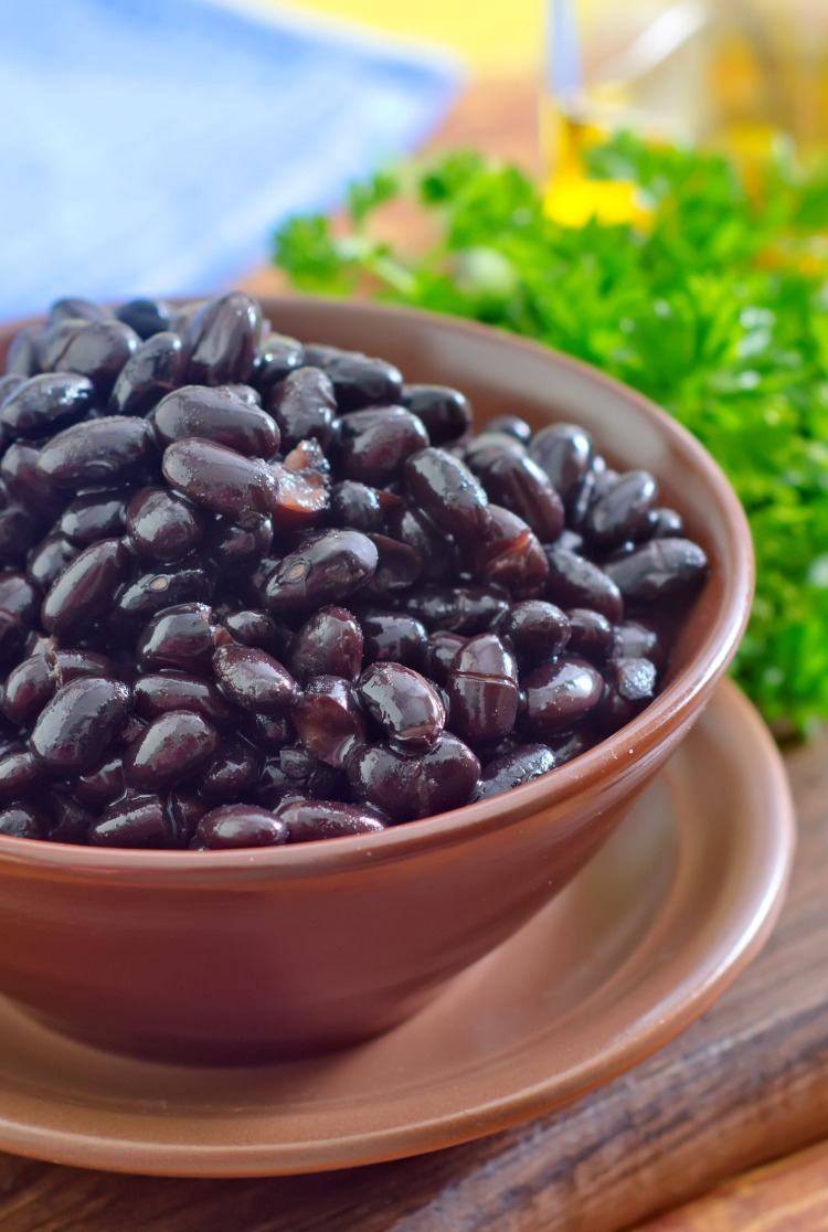 svarta bönor i en skål som en högkvalitativ proteinkälla och proteinrik mat för en balanserad kost och daglig meny