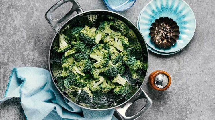 kokt broccoli som proteinkälla i en gryta redo att ätas som en kalorimåltid