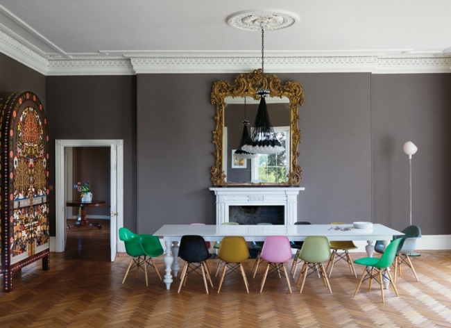 Blandning av stilar matsal parkettgolv stolar färgglada