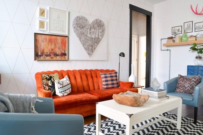 eklektisk inredning vardagsrum zigzag mönster blå orange möbler
