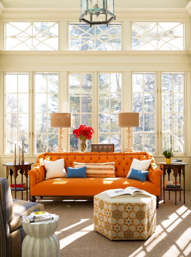 eklektisk inredning stil vardagsrum orange soffa ottomaner