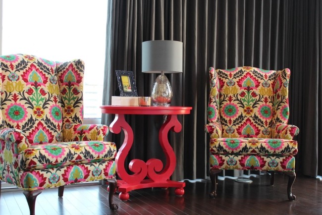 eklektisk inredning stil fåtölj mönster färgglada konsol bord