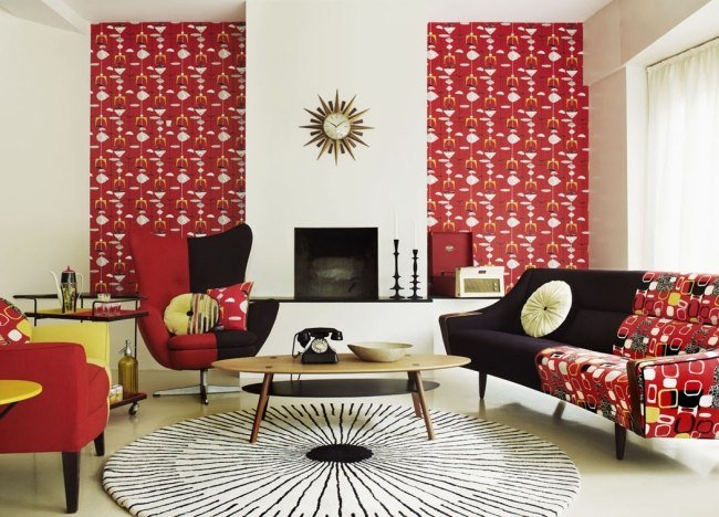 eklektiskt vardagsrum röd svart kami mönster tapet trä soffbord