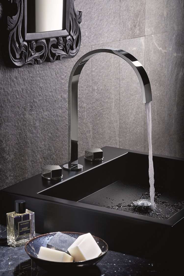 elegant-badrum-inredning-fåfänga-tre-håls-mixer-hög-stå-park