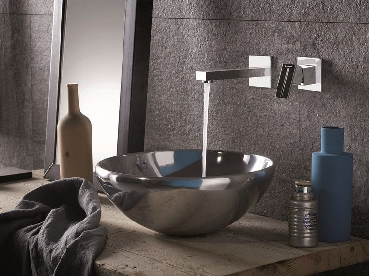elegant-badrum-inredning-mörka toner-väggmonterade-en-greppsblandare-ergo-q