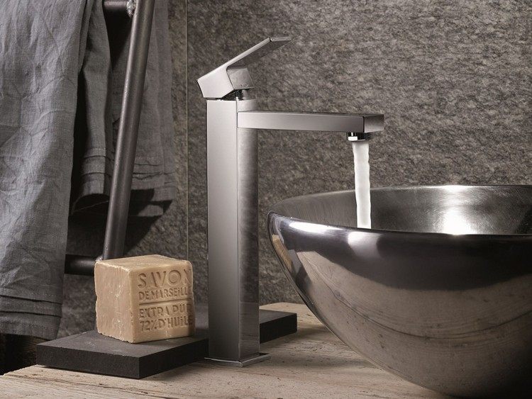 elegant-badrum-inredning-tvål-en-spaks-mixer-kvadratisk-form-ergo-q