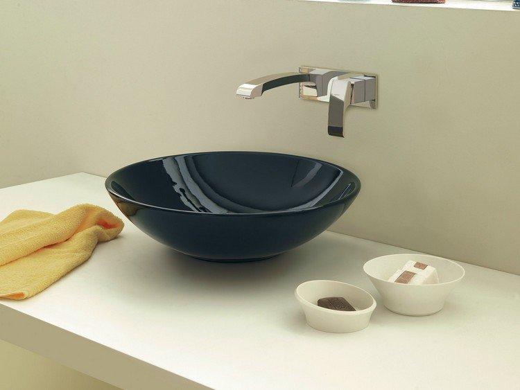 elegant-badrum-inredning-väggmonterad-en-spaks-mixer-tallrik-svart-handfat-x-sense