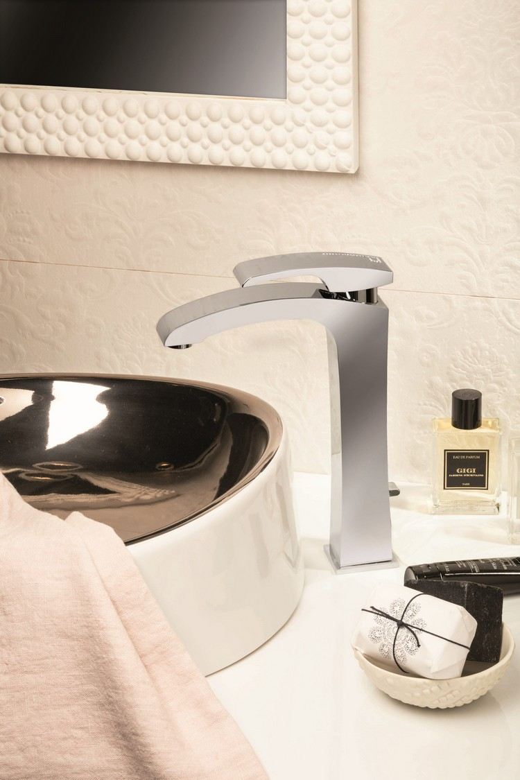 elegant-badrum-inredning-enkelspak-mixer-mattade-kristaller-dekorerade-x-sense