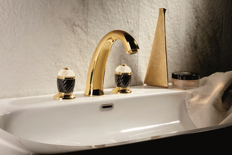elegant-badrum-inredning-krom-guld-tre-hålsblandare-deluxe-nyform
