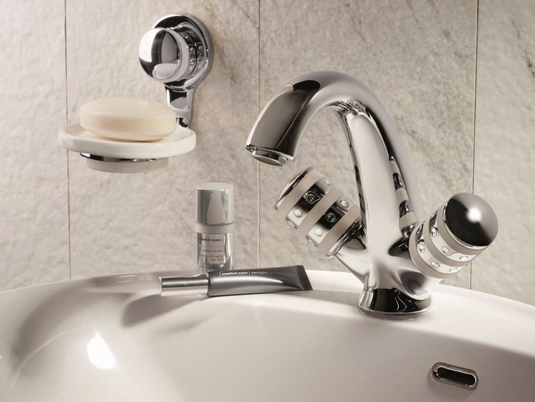 elegant-badrum-inredning-en-del-kran-sten-dekorerad-deluxe-prestige