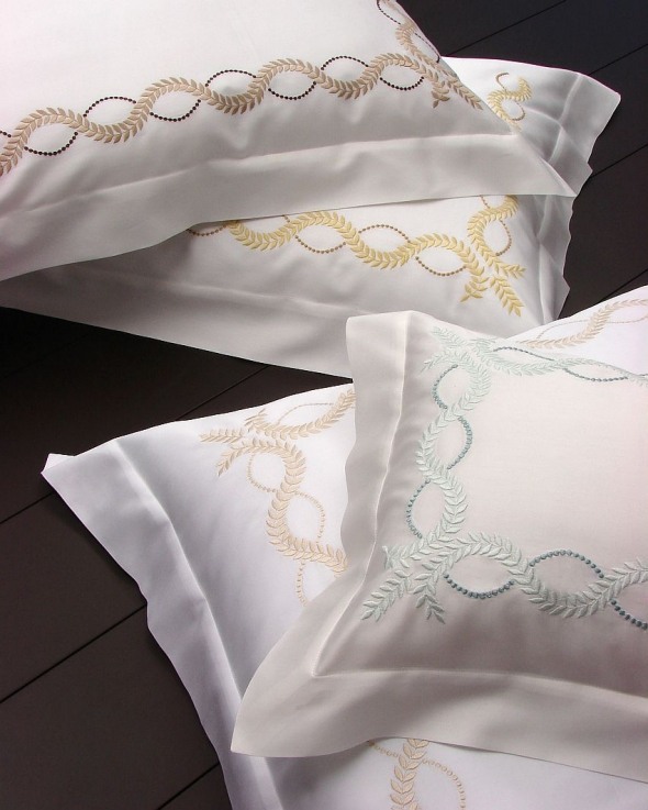 Eleganta vita sängkuddar