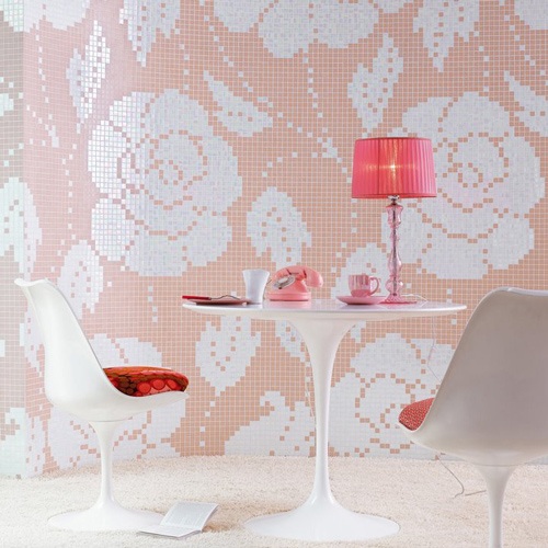 elegant väggdesign med rosa och röda glasplattor