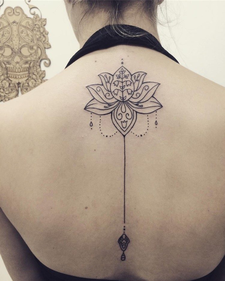 tatuering-motiv-ryggrad-kvinnor-yoga-lotus-tillsammans