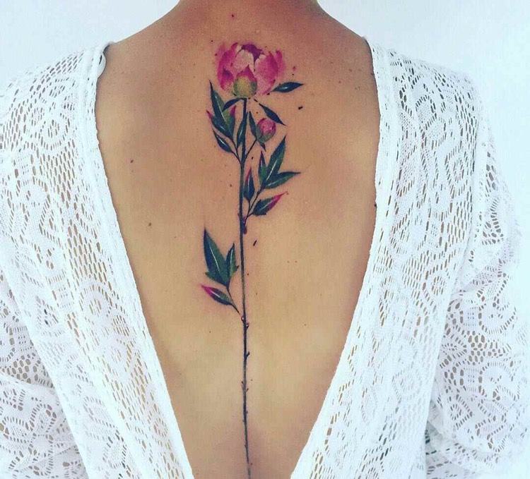 tatuering-motiv-ryggrad-kvinnor-blomma-ros-akvarell-look