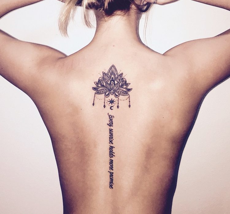 Tatueringsmotiv-ryggrad-kvinna-bokstäver-längs lotus