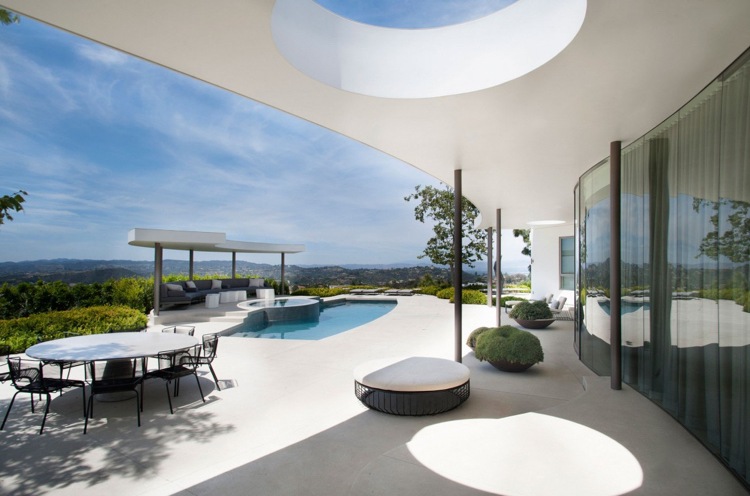Elegant inredning stil-lyx-beverly-kullar-terrass-pool-glas