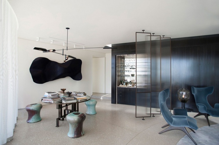 elegant-möblerad-stil-lyx-beverly-kullar-vardagsrum-konstverk-glas-skärm