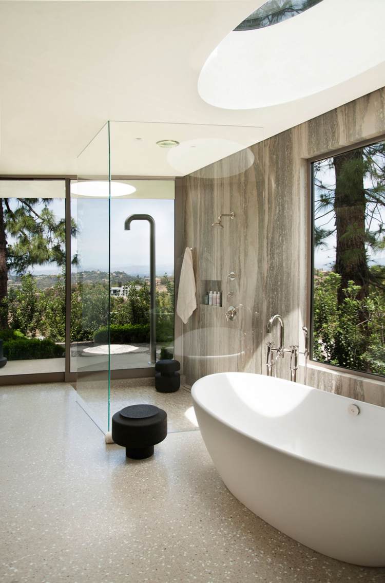 elegant-möblerad-stil-lyx-beverly-kullar-badrum-fristående-badkar-fönster