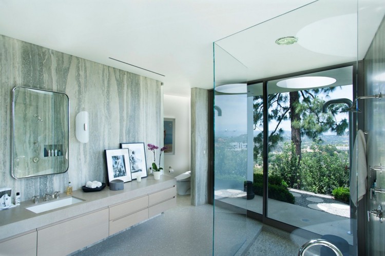 elegant-inredning-stil-lyx-beverly-kullar-badrum-bild-fönster-dusch-glas-vägg