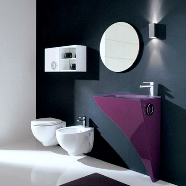 svart-accent-vägg-vit-badrum-möbler-utom-lila-handfat