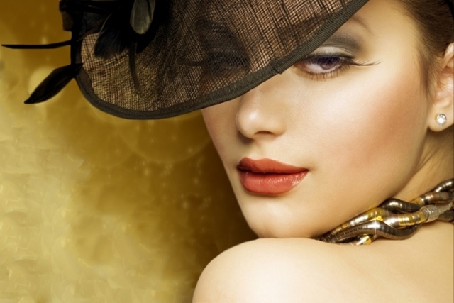 Makeup-tips lyfter fram trender för damkvällsmake-up