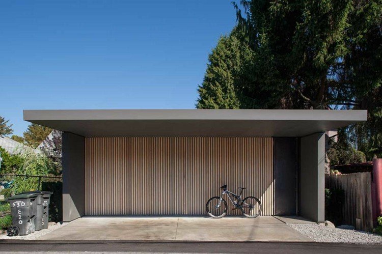 elektrisk garageport trä-remsor-ljus-modern-cykel-grå-vägg