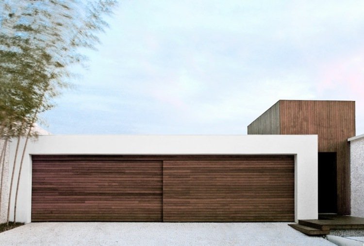 elektrisk-garageport-minimalistisk-mörk-trä-vit-ram-entré-dörr