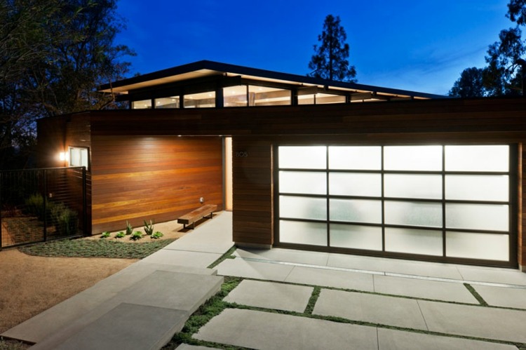 elektrisk-garageport-glas-paneler-mattade-effektivt-minimalistiska-sten-gångar