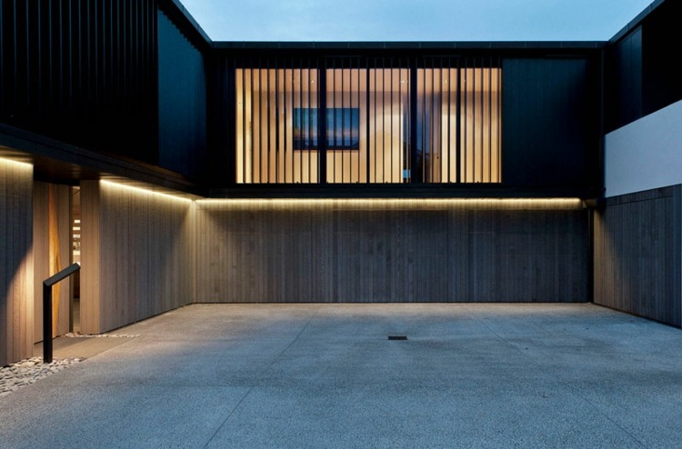elektrisk-garageport-osynlig-idé-stort-fönster-innergård-enkel