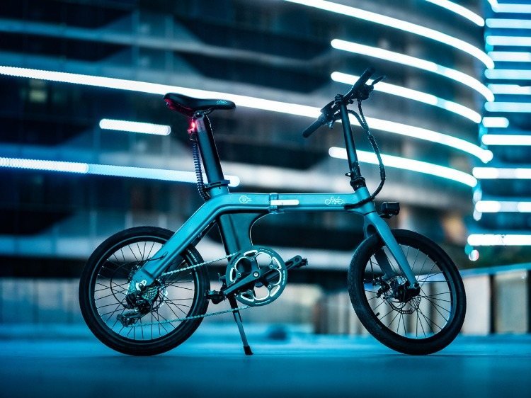 elektrisk hopfällbar cykel med bakpedalbroms och centralmotor samt innovativ design med ledt bakljus