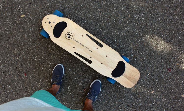 Elektrisk skateboard trä snabb hastighet ljus