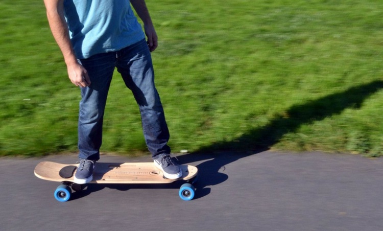 Skateboard modern design når hastigheten 35 km