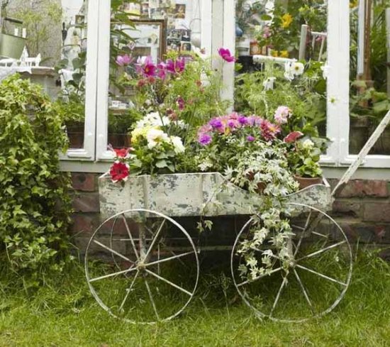 Vintage idéer för skottkärra blomsterbädd