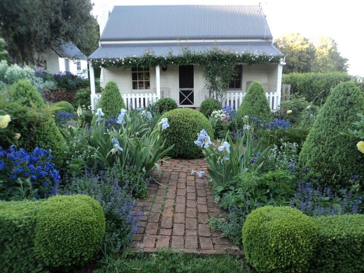trädgårdsdesign-lantlig stil-blå-trädgård-stig-tegel-boxwood-iris-blommor