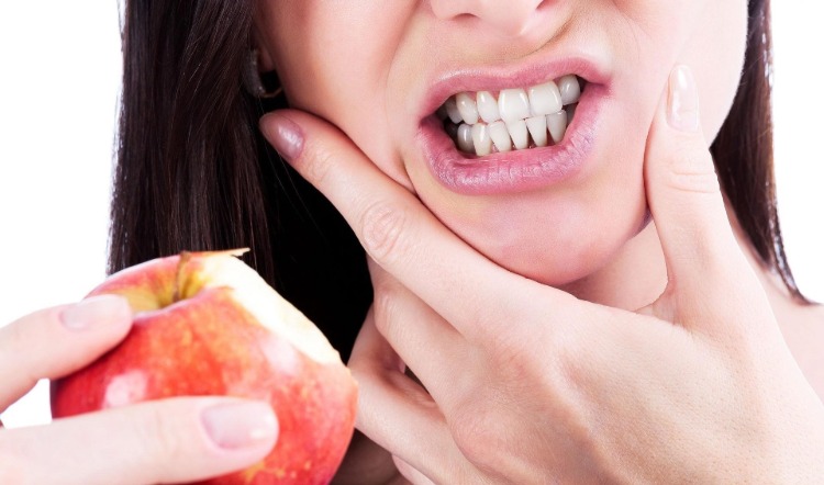 känsliga tänder hemmetoder tandkänslighet behandla kvinna med äpple