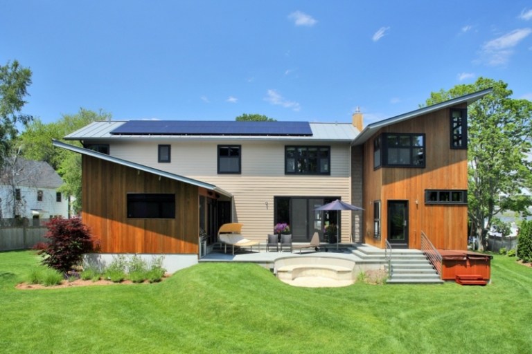 spara energi modern-arkitektur-hus-solpaneler-trädgård