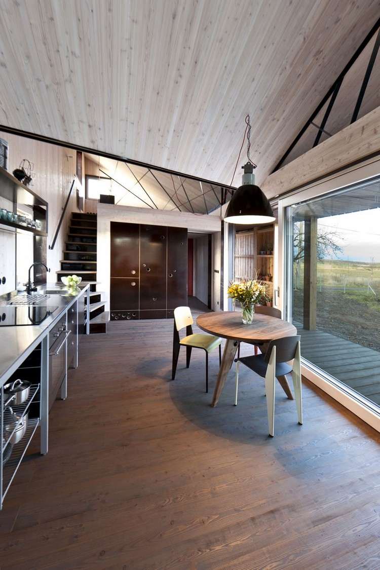 energieffektivt byggande-matplats-runt-runt-trä-bord-stål-kök
