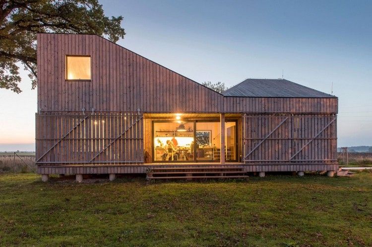 energieffektiv-byggnad-hus-trä-fasad-terrass-belysning