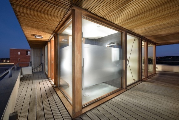 Modernt hus-trädäck golv-till-tak-glasövervåning
