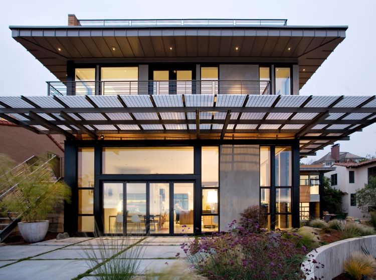 energieffektiv-nybyggd-solpaneler-glas-terrass
